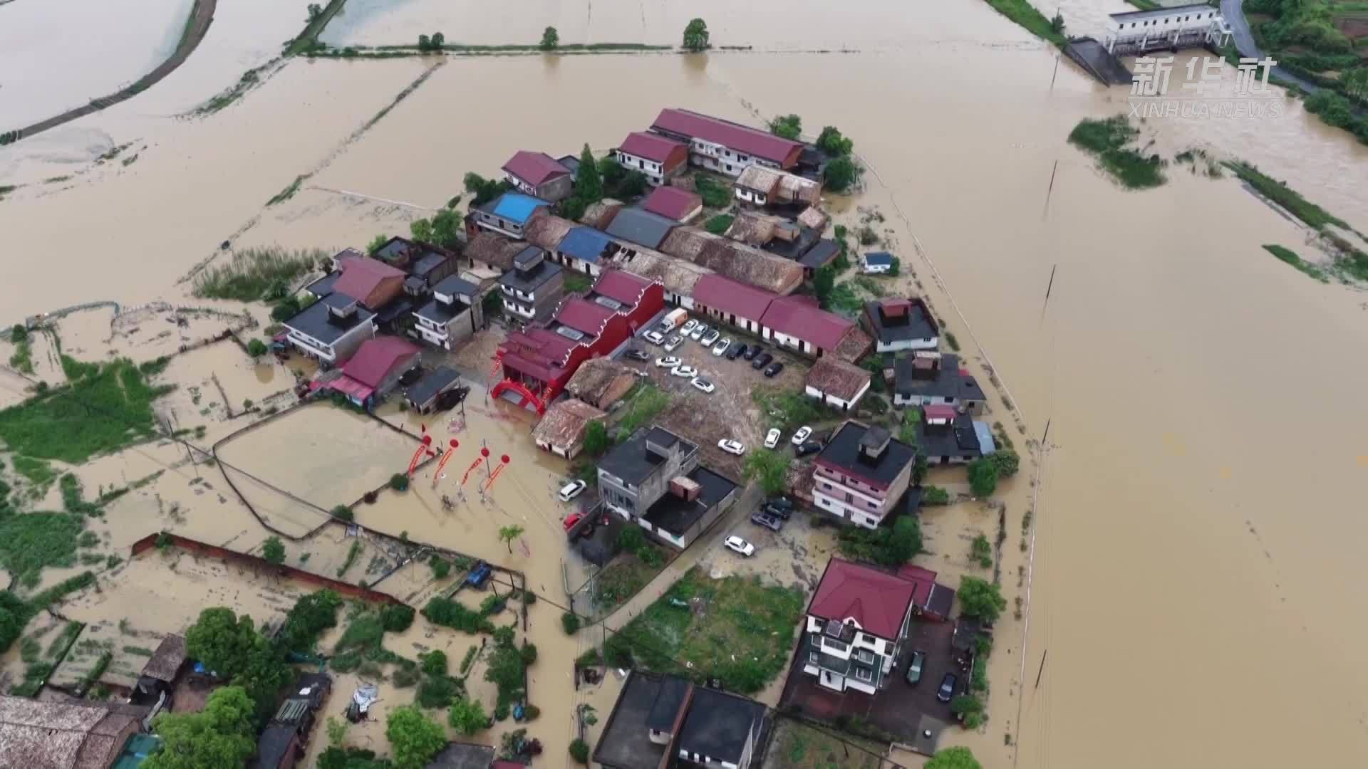 江西新余：暴雨致村庄内涝 干群协力保安全