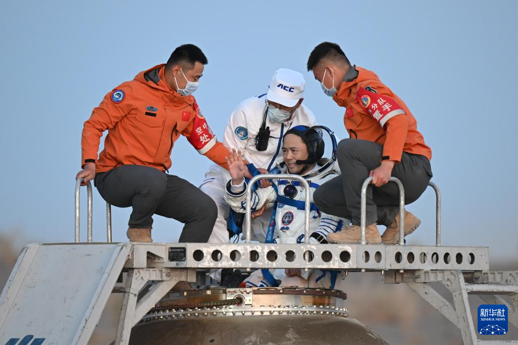 5月29日,载着神舟二十一号航天员乘组的神舟二十二号载人飞船返回舱在东风着陆场成功着陆。这是神舟二十一号航天员乘组指令长张陆出舱。新华社记者 连振 摄