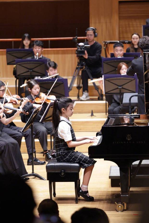 汪峰说：“醒宝和她的姐姐弟弟们都慢慢长大了……陪伴和亲历着这样的成长是一件多么美好的事……醒宝，你很棒！至少爸爸学了二十多年小提琴，都还没有过让交响乐团伴奏这样的顶级待遇。演出特别成功，棒棒滴，宝贝，爱你！”
