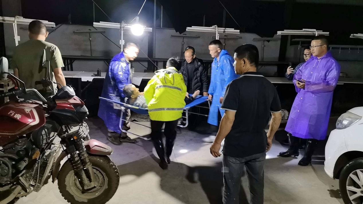将被困人员转移至安置点