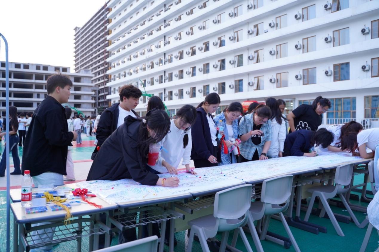 “泉力以赴,圆梦今夏”:济南新东方千名高三学子星光游园会燃情减压