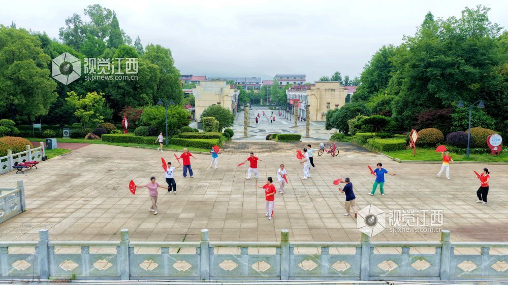 2026年5月27日，市民在江西省吉安市峡江县百花公园运动健身。