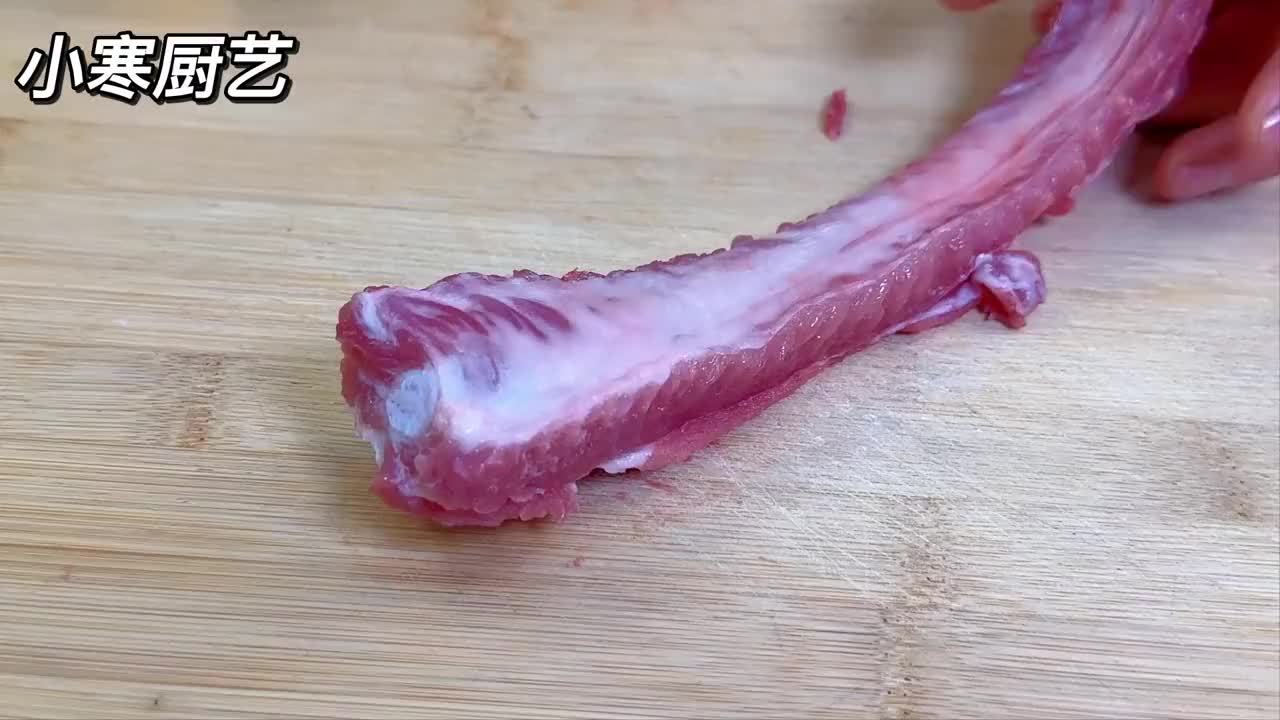 排骨里打入2个鸡蛋，不红烧不油炸，出锅没想到这么好吃，真解馋