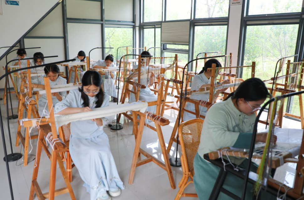 技能闪耀校园 匠心赋能未来——江西旅游商贸职业学院2026年职业教育活动周成果丰硕、亮点纷呈
