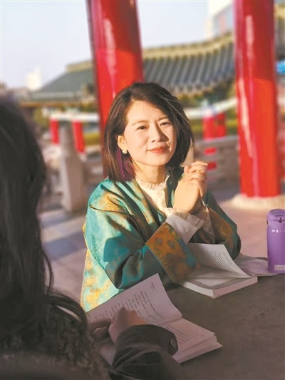 市民穿着“新中式”服装打卡