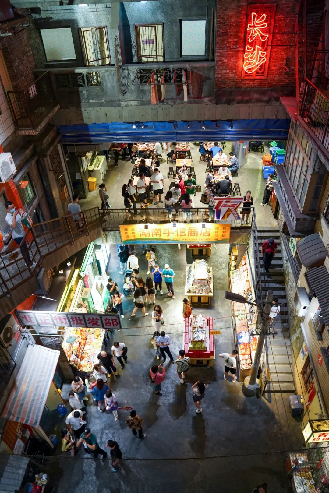 市民和游客在长沙文和友品尝特色美食、打卡。湖南日报全媒体记者 辜鹏博 摄