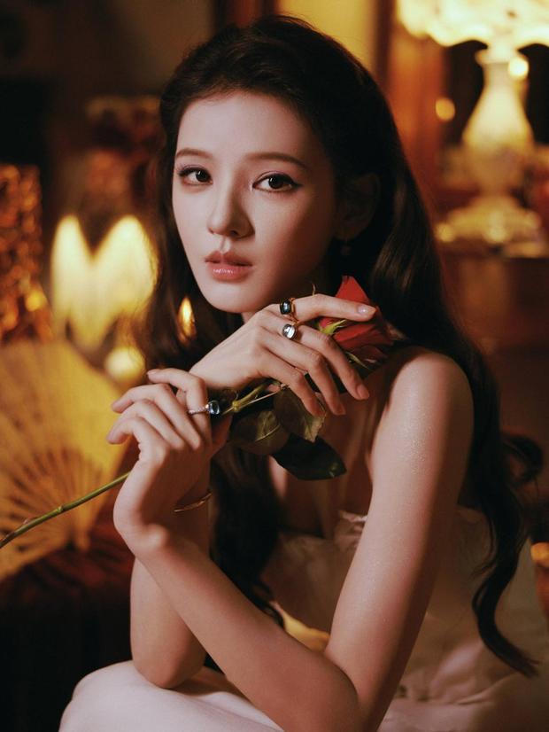 张予曦的五官精致，美貌养眼。