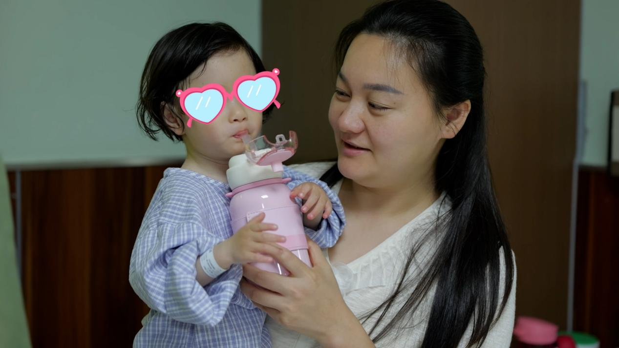 汐汐妈妈在病房照顾女儿
