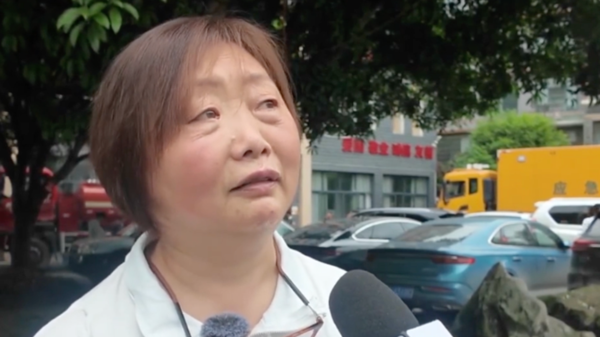 救灾一线女干部展示“金色耳环”：很轻，不到100元，网友：不偷不抢，是真金又有何不可？