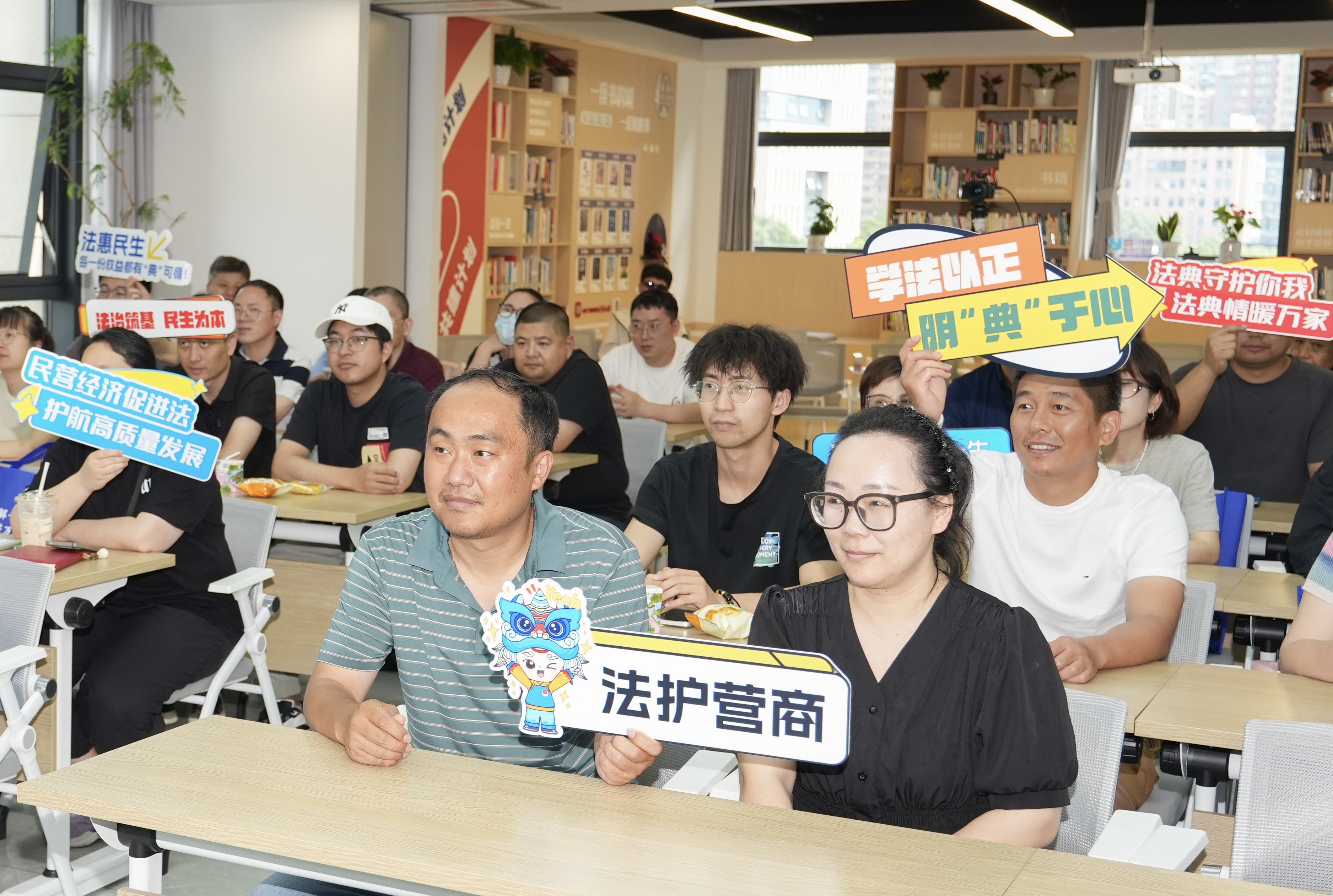 民法典宣传月，浙江宁波鄞州“法治直通车”开进千家万户