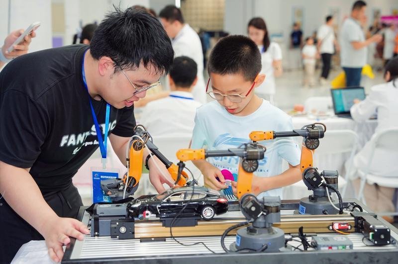 主场活动中，科普知识线上竞答活动于5月22日—30日展开，关注“科普西安”公众号可参与答题赢奖。2026年西安市科普讲解大赛、科学实验展演大赛等市级科普赛事预赛也已于3月起陆续启动，决赛将根据赛事安排相继举行。