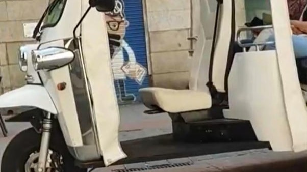 西班牙街头惊现中国三蹦子拉客，每小时30欧元