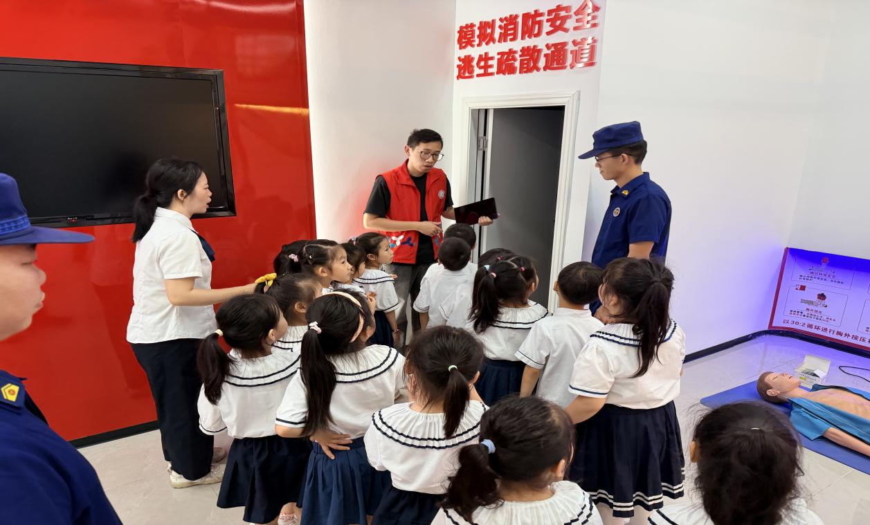 (小朋友踊跃参与体验)