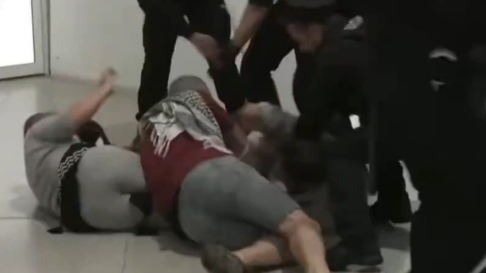西班牙警察挥警棍殴打刚回国的加沙船队人士，多人遭拖行