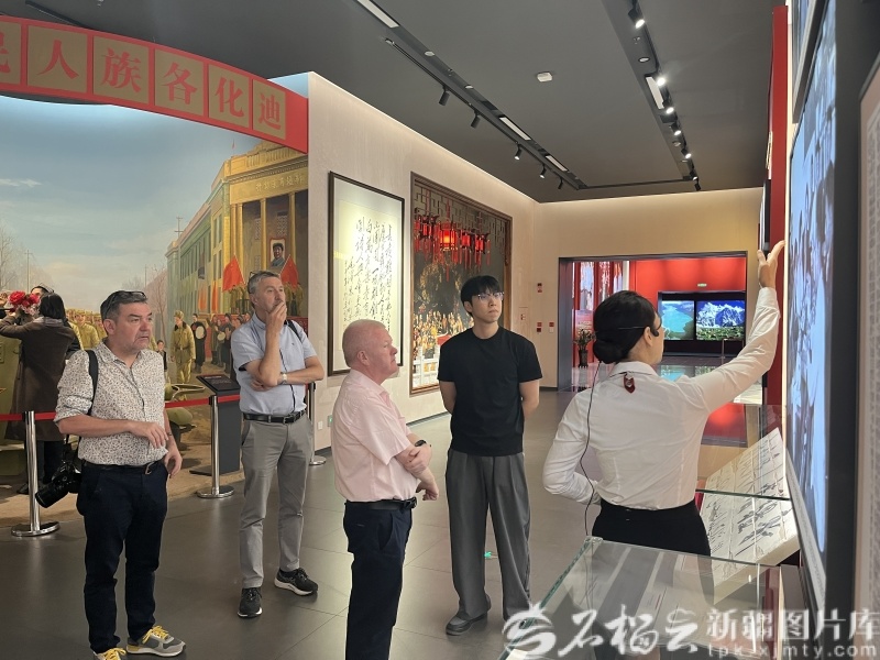 5月27日,北爱尔兰媒体代表团参观自治区成立70周年主题成就展。石榴云/新疆日报记者 任春香摄