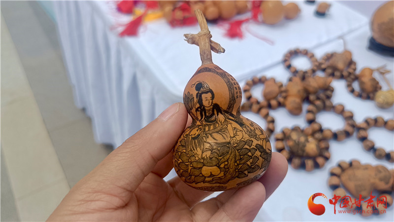 王飞飞的刻葫芦作品