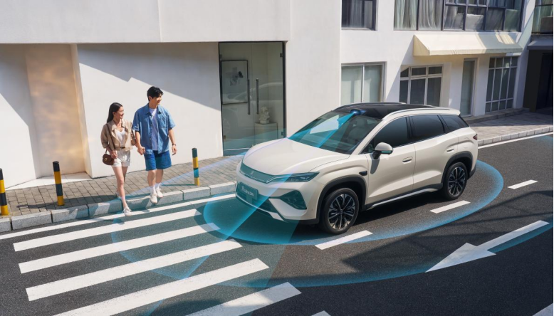 比亚迪宋Ultra DM-i上市:首次承诺城市领航安全兜底,12.99万元起