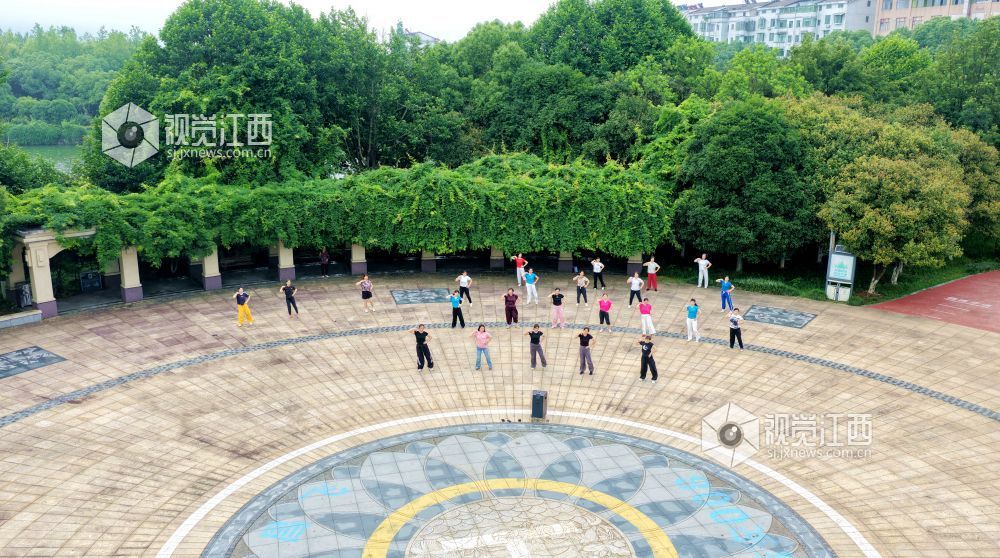 2026年5月27日，市民在江西省吉安市峡江县百花公园运动健身。