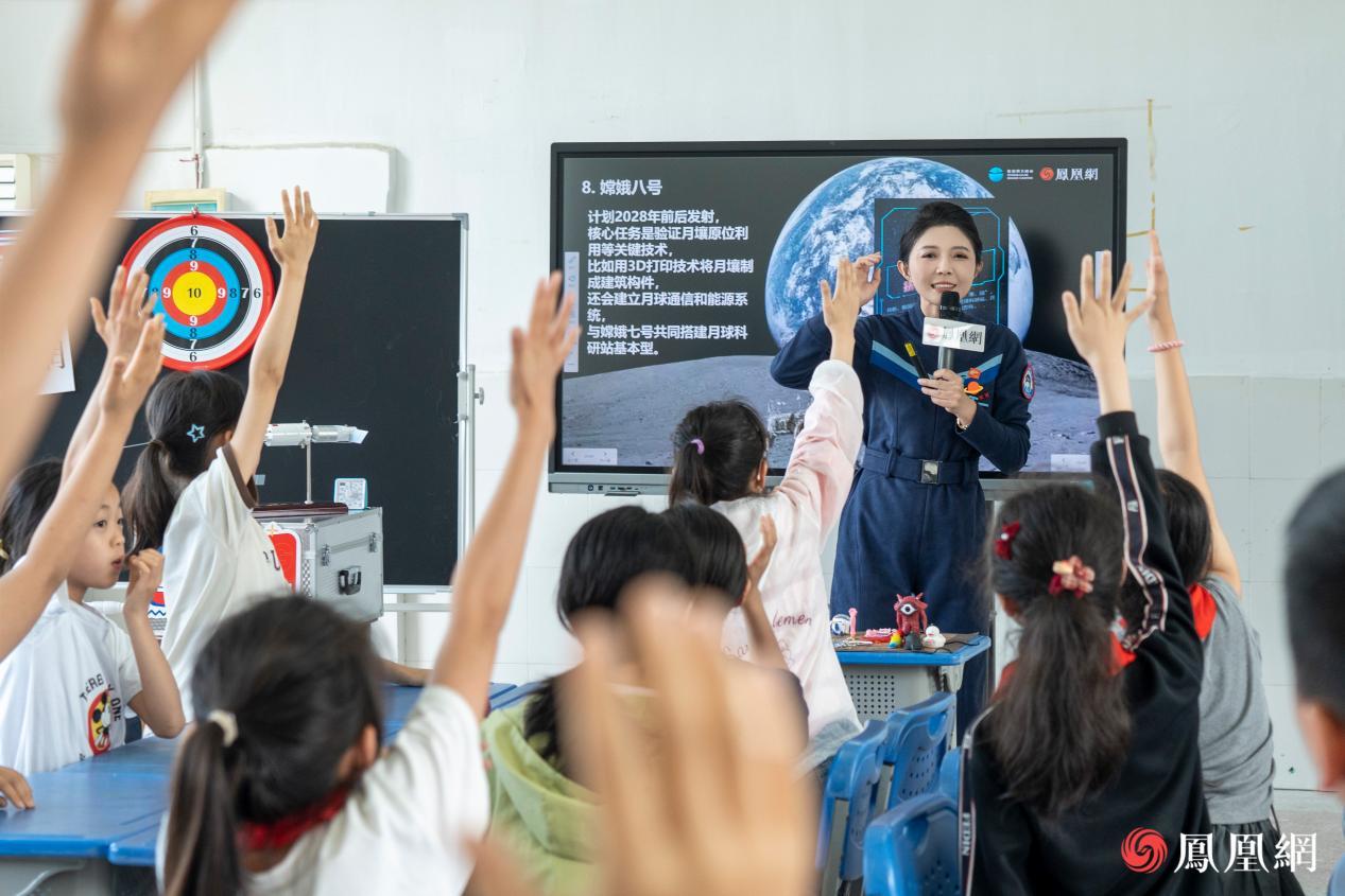 课堂互动环节中，孩子们纷纷举手抢答