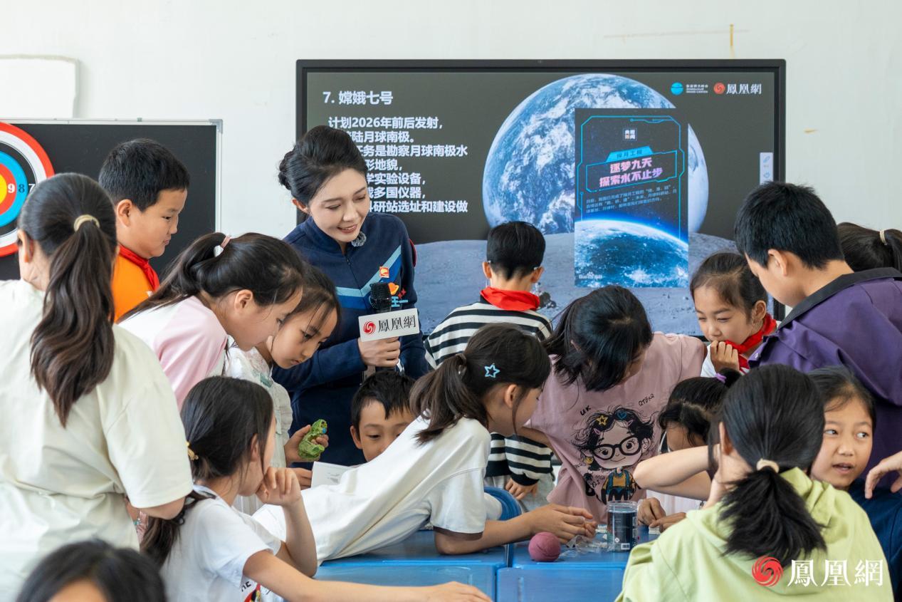 活动环节，孩子们围坐在一起拼接火箭模型