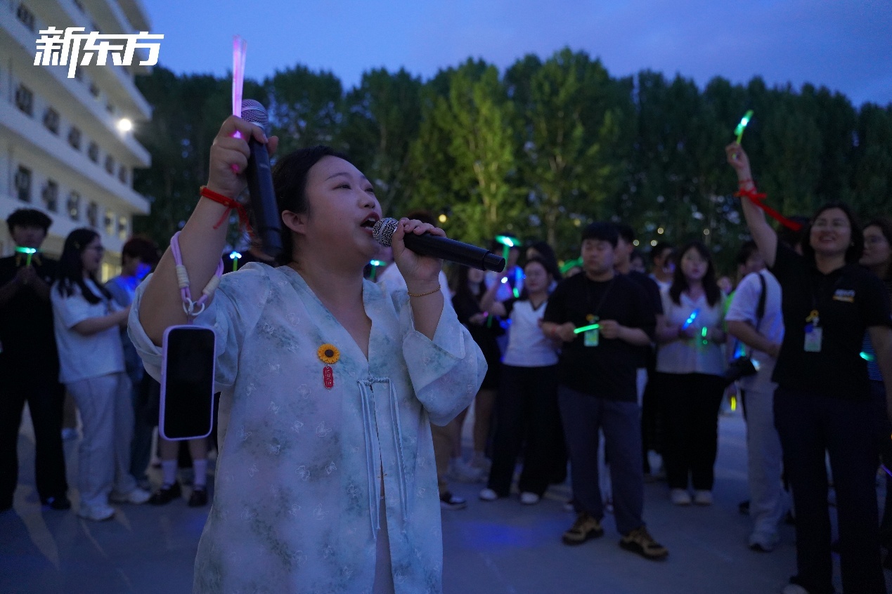“泉力以赴,圆梦今夏”:济南新东方千名高三学子星光游园会燃情减压