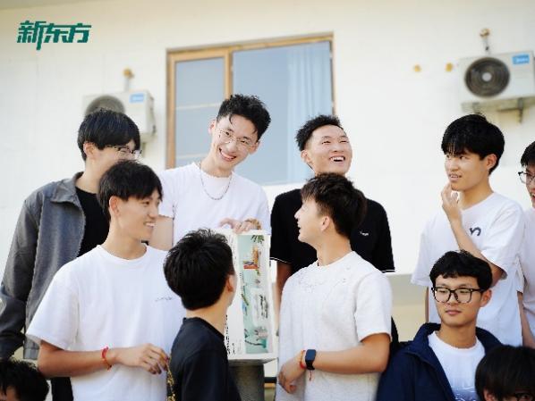 “泉力以赴,圆梦今夏”:济南新东方千名高三学子星光游园会燃情减压