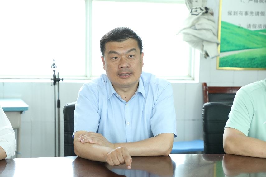 郑州艺术幼儿师范学校党委副书记、校长马进伟介绍学校发展情况