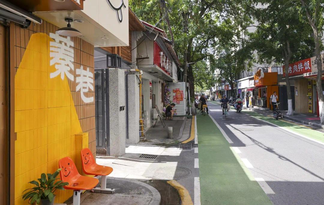 狭窄街巷改为单行车道,减少人车矛盾。