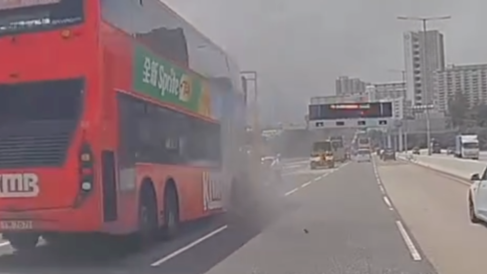 香港一双层巴士直挺挺撞上工程车，造成20多人受伤，工作人员虎口逃生幸免于难