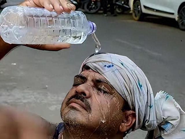 同一个太阳，印度被烤到48℃断电，中国西北为何却悄悄变湿变绿？