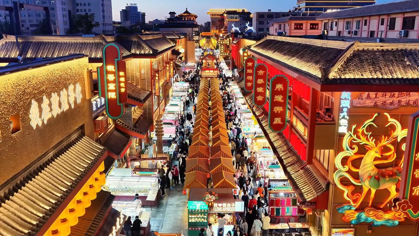  敦煌烟火气遇上丝路风　夜市“味”你而来