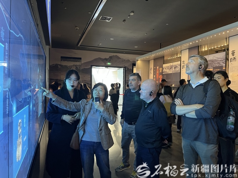 5月24日,北爱尔兰媒体代表团参观自治区博物馆。石榴云/新疆日报记者 任春香摄