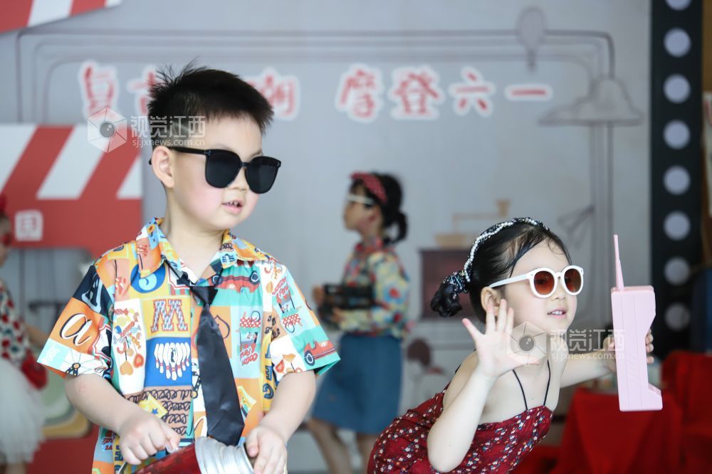 为庆祝“六一”国际儿童节,5月26日,江西省余干县第六幼儿园精心举办“复古回潮,摩登六一”儿童节活动。