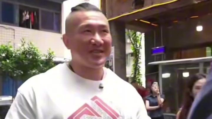重庆粉丝高喊“馆长雄起”，馆长：太热情了，怪不好意思的