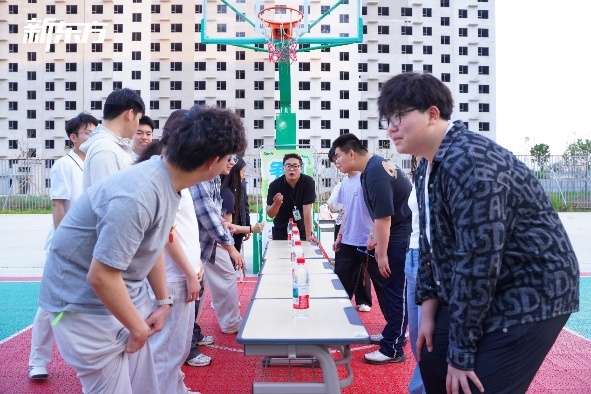 “泉力以赴,圆梦今夏”:济南新东方千名高三学子星光游园会燃情减压