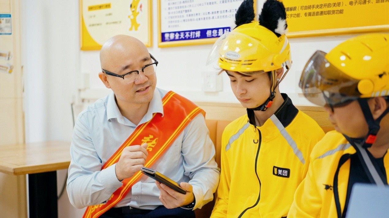 (刘凤近距离服务快递小哥。)