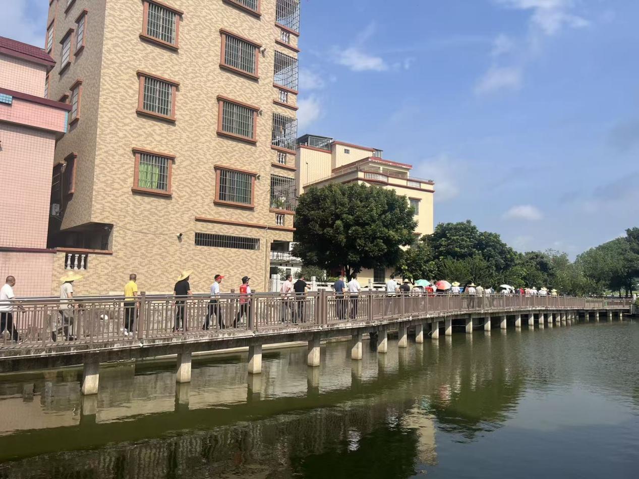 图为:实地参观现场