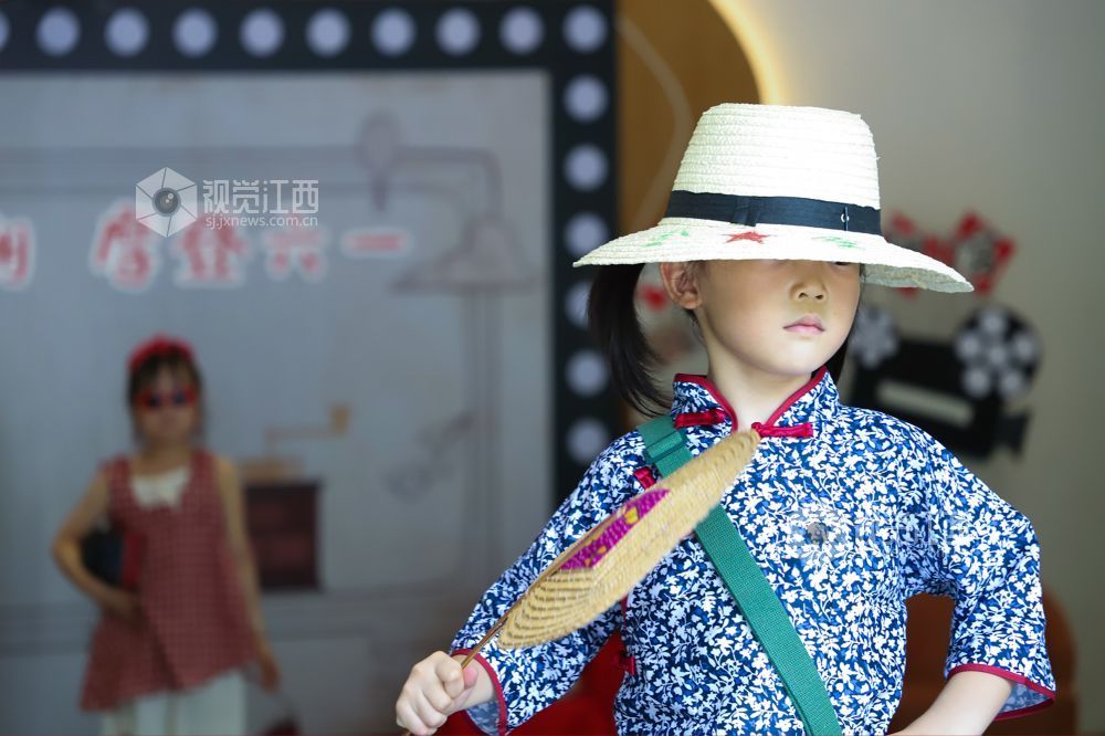 为庆祝“六一”国际儿童节,5月26日,江西省余干县第六幼儿园精心举办“复古回潮,摩登六一”儿童节活动。