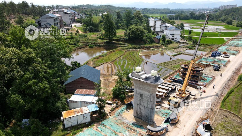 2026年5月27日，国家重点工程、国家 “八纵八横” 高铁网渝厦通道重要组成部分 —— 长赣高铁七标江西省遂川段施工现场一派繁忙。