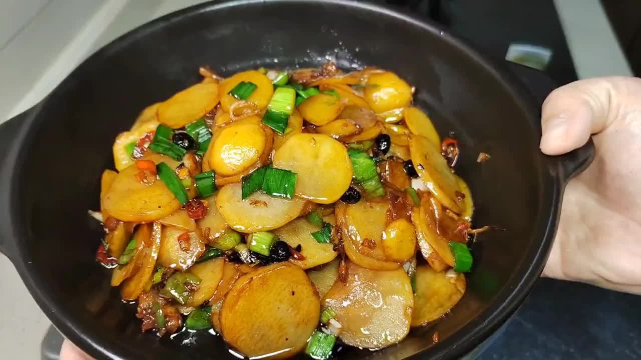 炒土豆，最忌直接下锅炒，教你一招，比肉还香