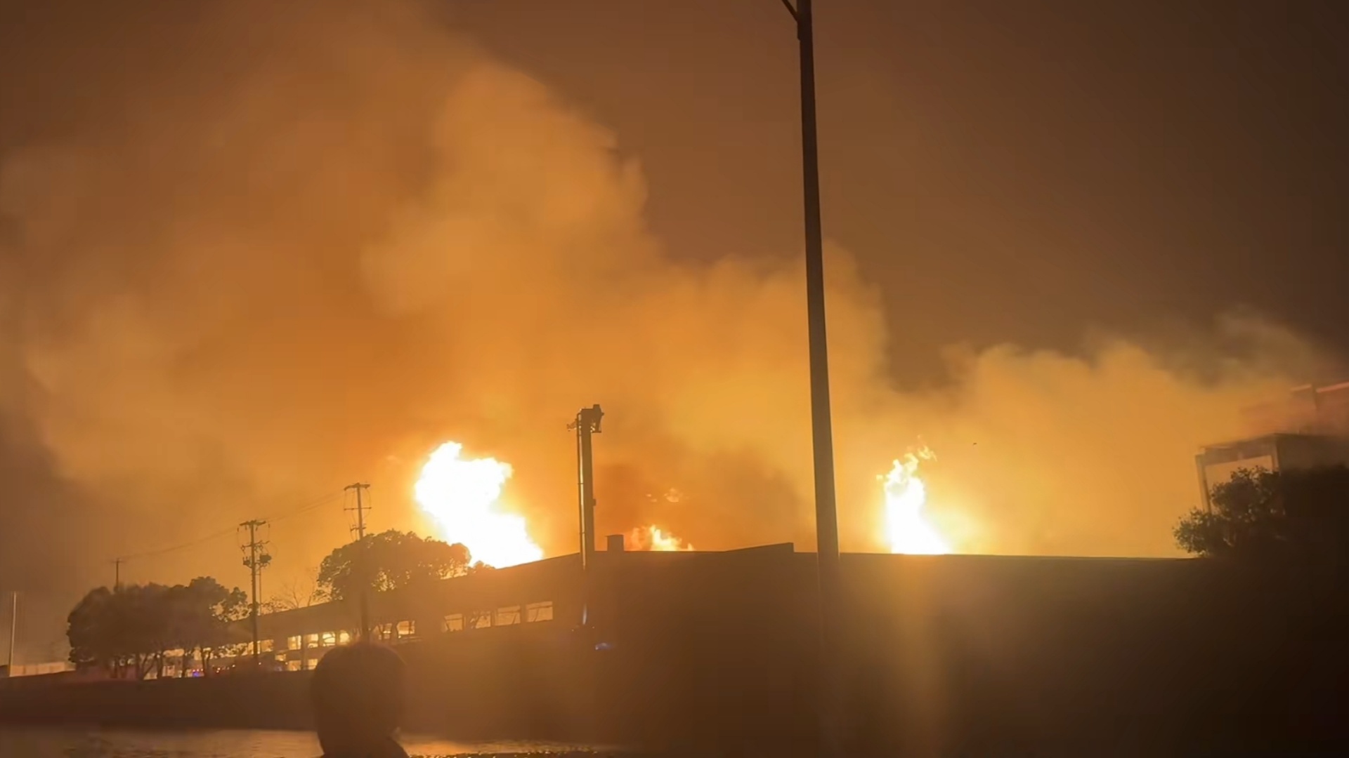江苏常熟一仓库发生火灾：系隆力奇产品仓库，起火原因正调查