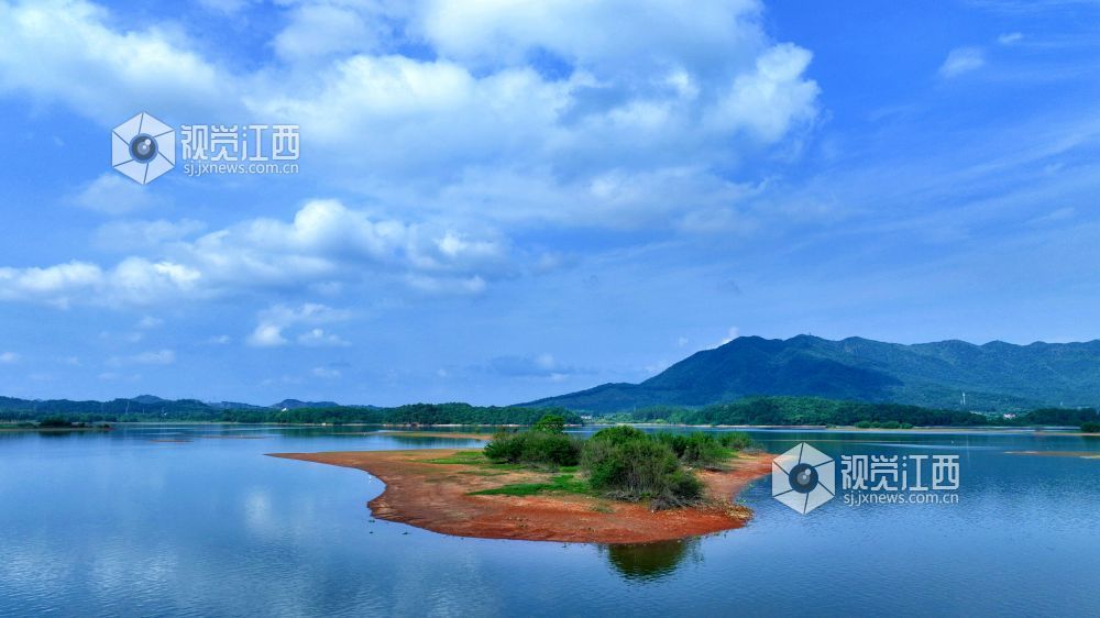 2026年5月23日,骤雨停歇,俯瞰江西省分宜县钤阳湖展现出一幅澄澈清新的生态画卷。