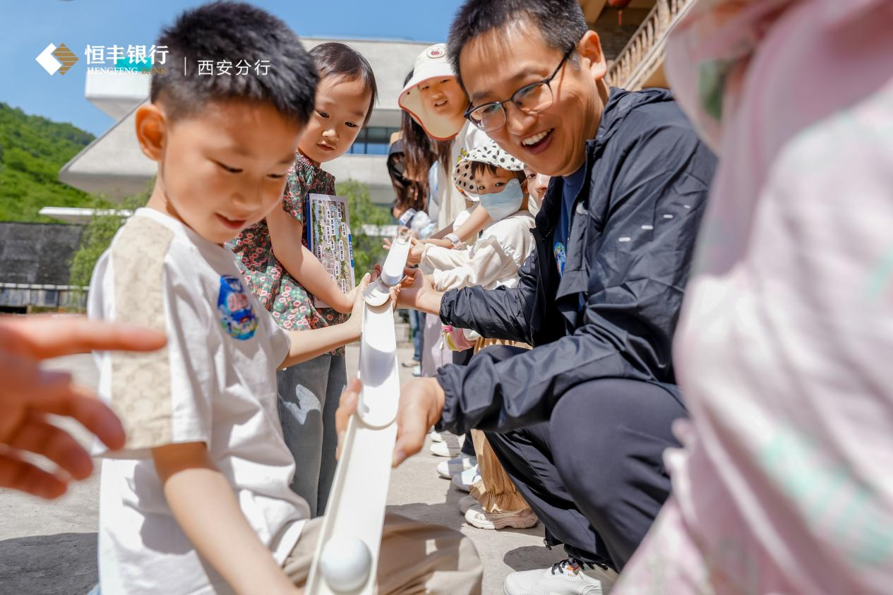恒丰银行西安分行举办“十五载 正青春”职工团建活动