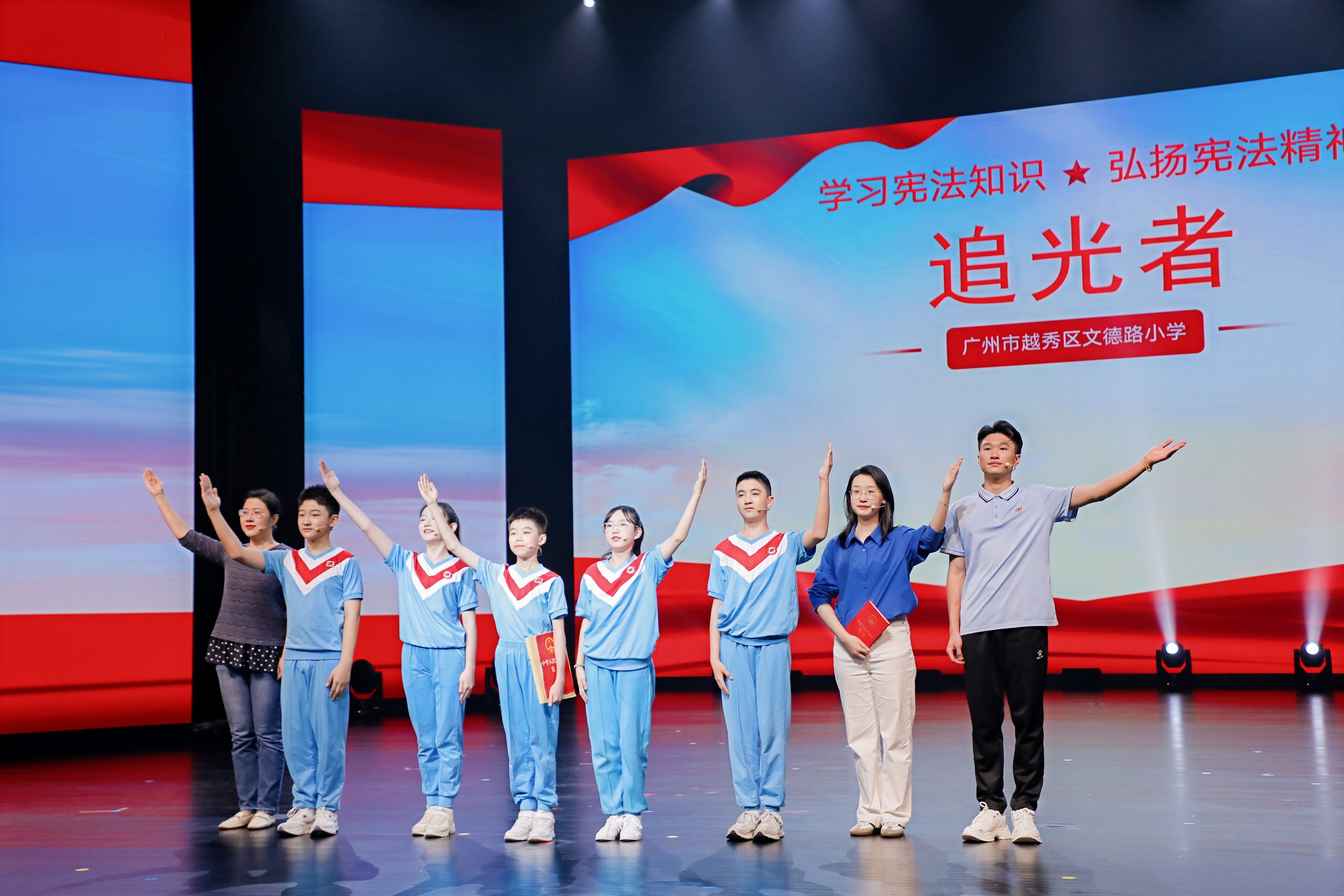 图：启动仪式上表演的孩子