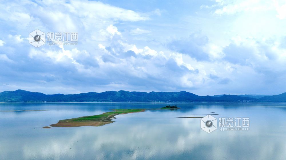 俯瞰江西省分宜县钤阳湖展现出一幅澄澈清新的生态画卷。