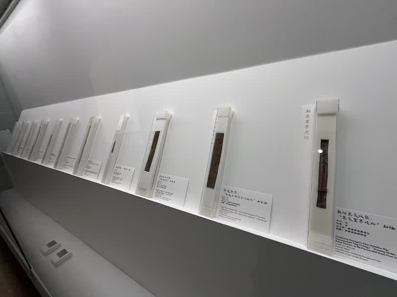 展览现场呈现的汉代简牍
