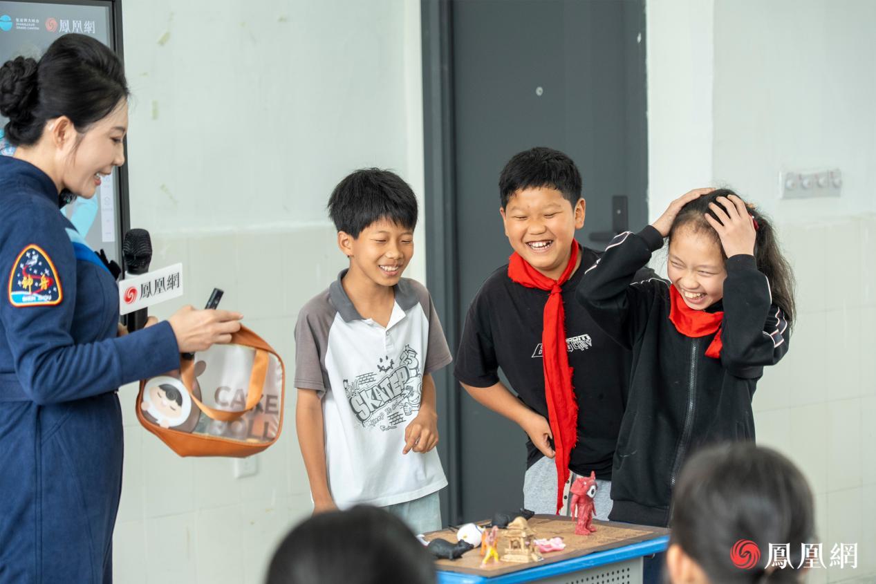 孩子们正在进行心理沙盘活动