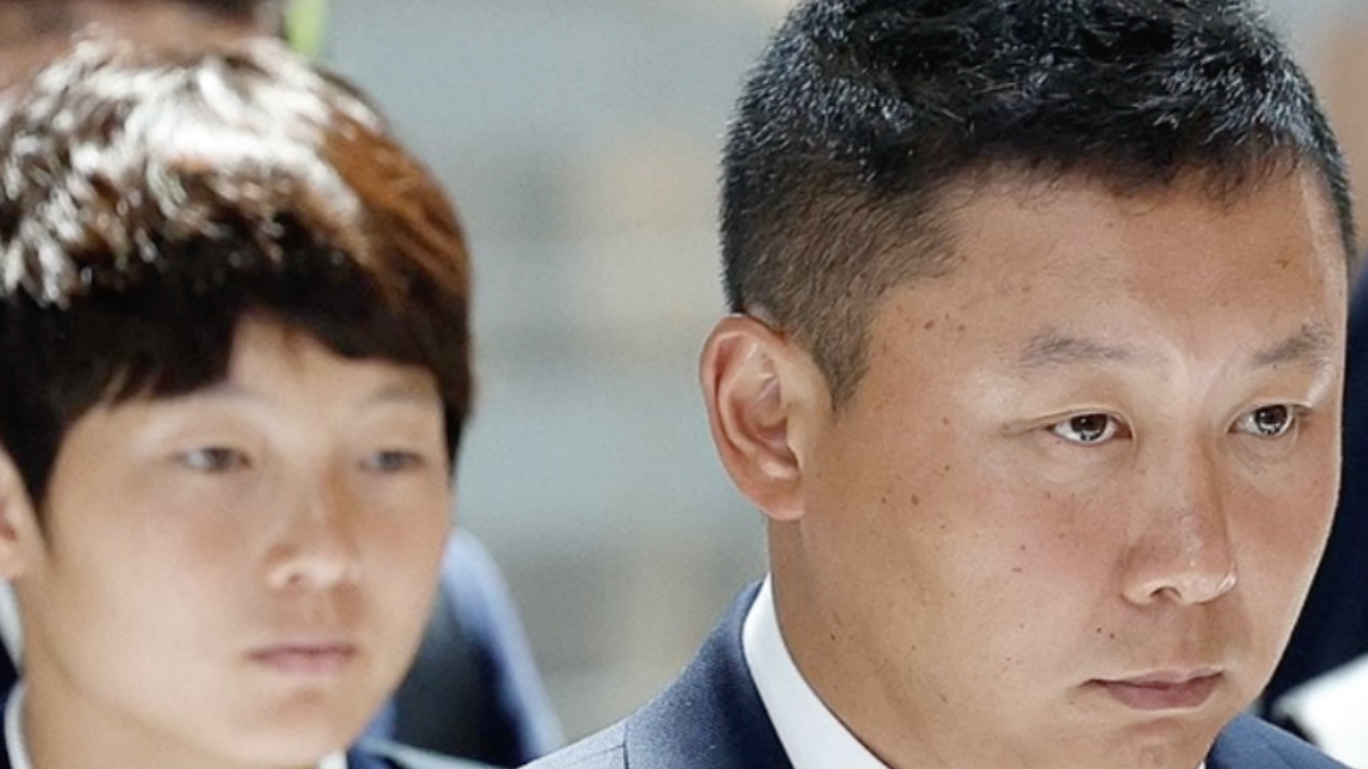 朝鲜“我故乡”女足队在韩国战胜日本队，夺得亚冠联赛冠军，今日启程回国，韩团体机场高喊欢送