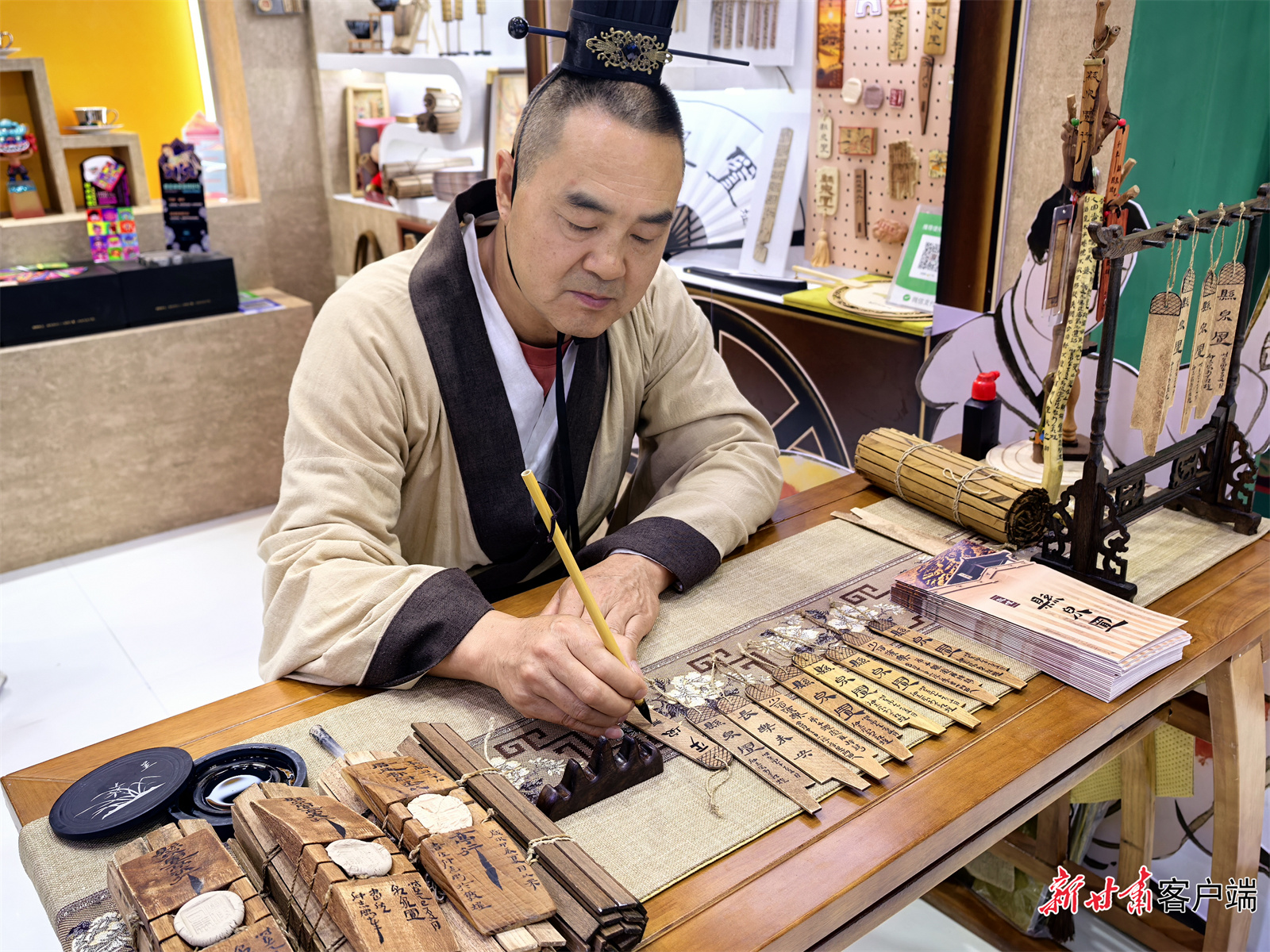 仲志刚化身“悬泉书佐”伏案挥毫　图片均由新甘肃&middot;甘肃日报记者白永萍摄
