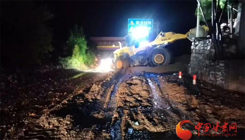 陇南抢修水毁路段